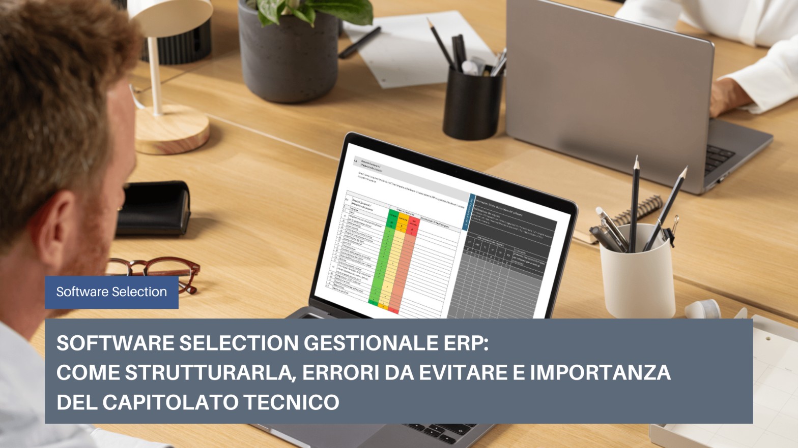 Software selection ERP: come strutturarla e redigere il capitolato tecnico Uomo che analizza un capitolato tecnico ERP su laptop - software selection gestionale per PMI
